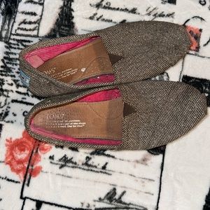 BROWN/TAN TOMS W/GOLD THREAD SZ 9